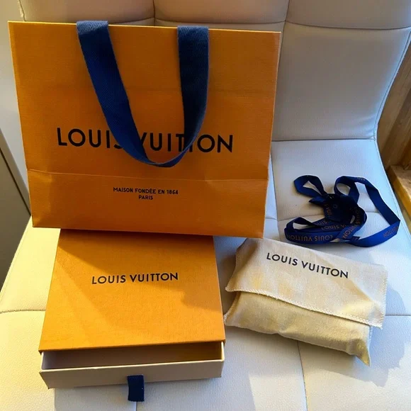 Brand New- Louis Vuitton Cléa Wallet - Full Set - Picture 3 of 11